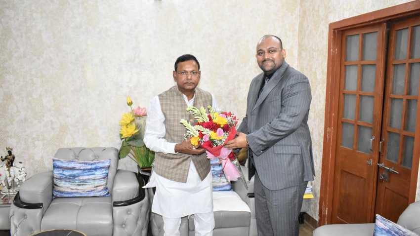 Shri Nitin Tiwari(Chairman of Aarav Group & Prarambh - Skill Development Foundation) felicitated Shri Pankaj Choudhary(Minister of State for Finance) Before an elaborate conversation on various attributes with Bharat-Vikas projections, emphasizing the importance of social responsibilities in corporate paradigms, and detailing the objectives of delivering relief and assistance to those in need across the country.